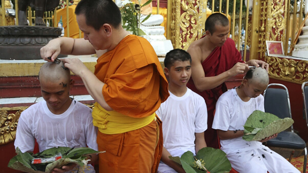 พระกำลังโกนผม