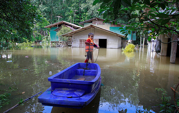 เด็กอยู่บนเรือ