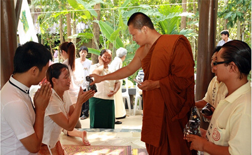 พระให้พระโยม