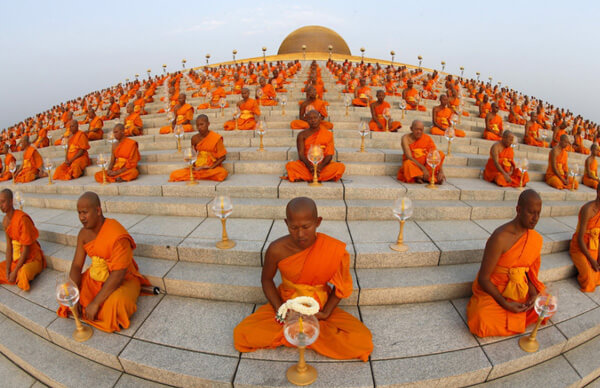 พระสงฆ์นั่งสวดมนต์