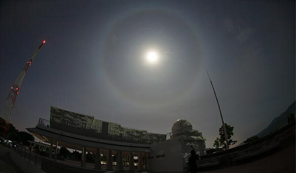 พระจันทร์ทรงกลด