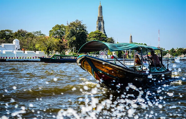 เรือหางยาวหน้าวัดอรุณฯ